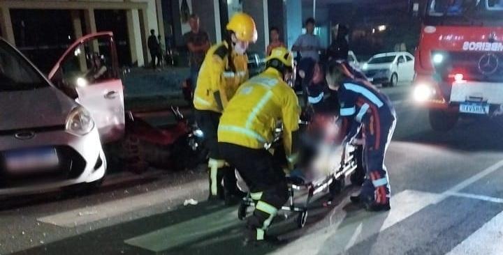 Acidente entre moto e carro deixa duas pessoas feridas em Campos Novos.