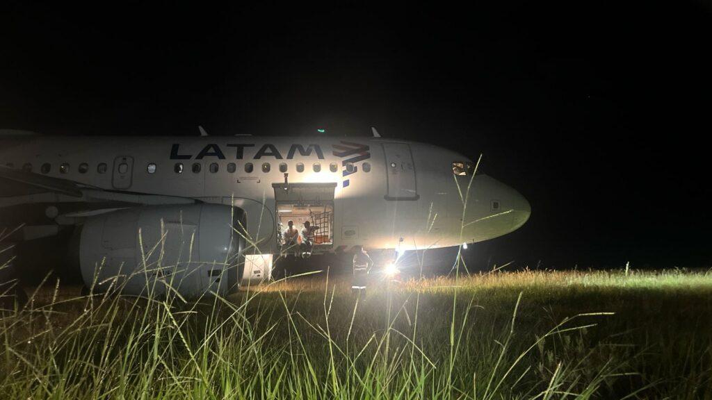 Avião sai da pista ao pousar em Chapecó.