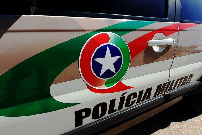 Homem é preso por desacato, resistência e ameaça no Centro de Campos Novos.