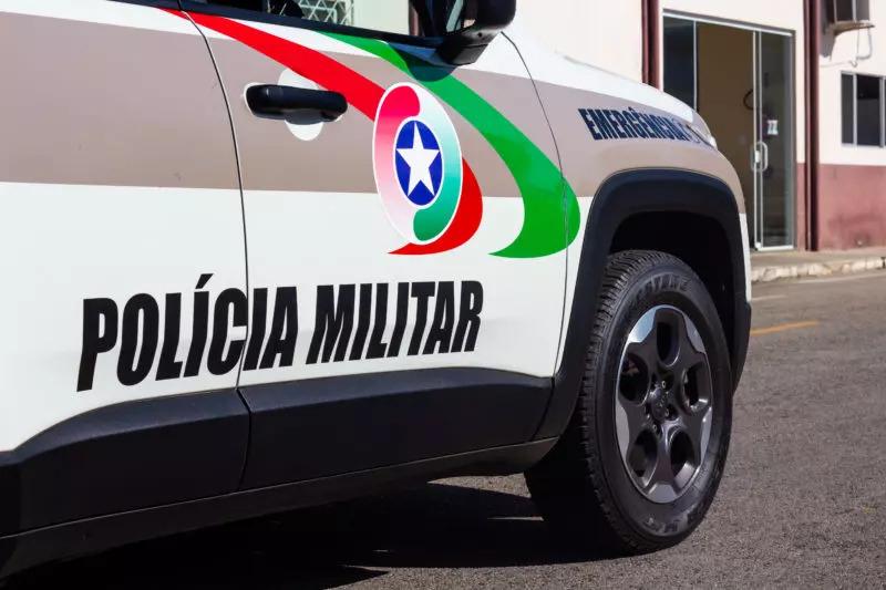 Homem é preso por invasão de domicílio e agressão no Centro de Campos Novos.