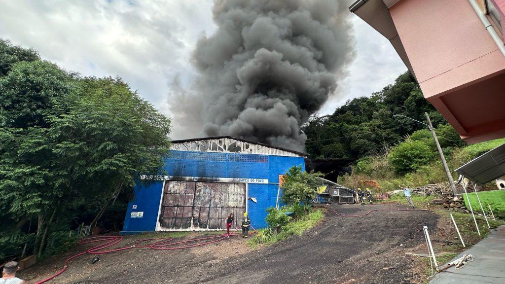 Incêndio destrói barracão da Vale Samba em Joaçaba.