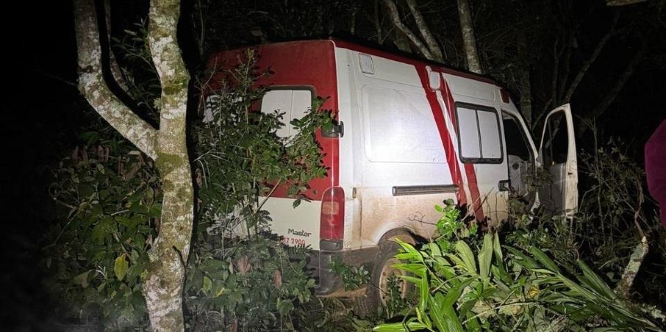 Polícia apreende carga de cigarros contrabandeados em ambulância fake em Celso Ramos.