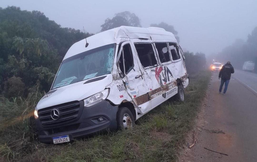 Acidente entre ônibus e micro-ônibus mobiliza Corpo de Bombeiros e SAMU na BR-470.