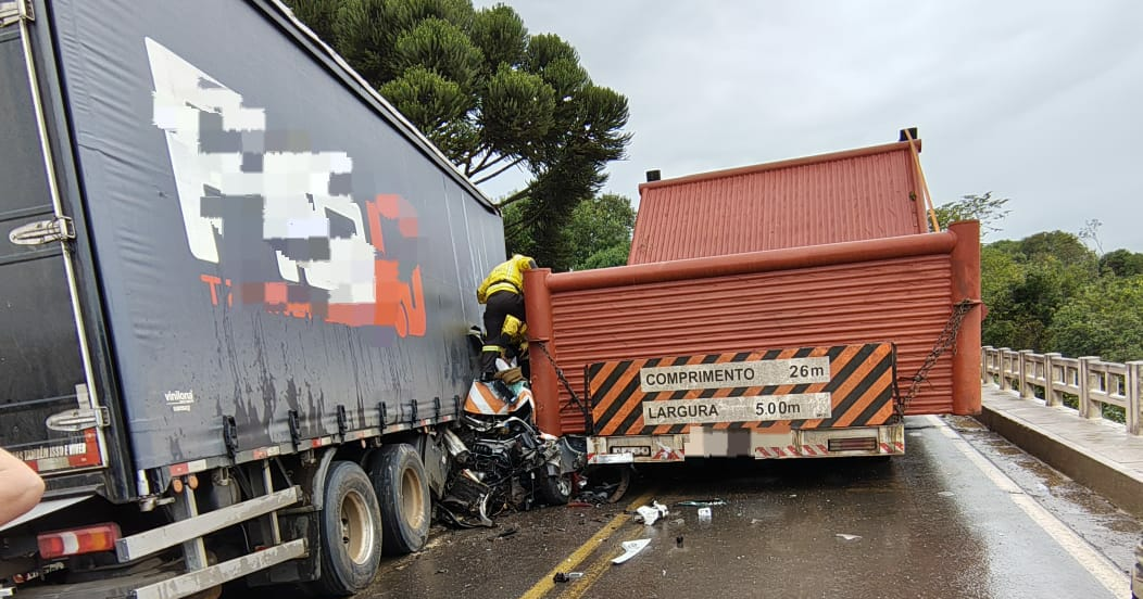 Acidente Grave na BR-470: Vítima Fica Presa às Ferragens em Colisão Envolvendo Três Veículos.