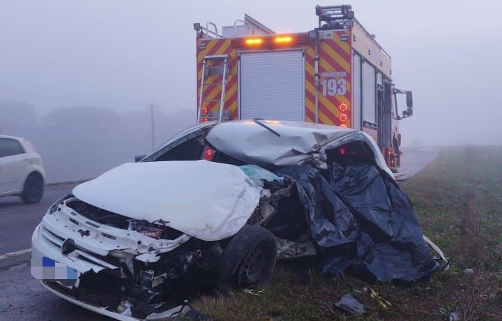 Acidente na BR-470 entre ônibus e carro deixa dois mortos; adolescente de 15 anos dirigia o veículo.