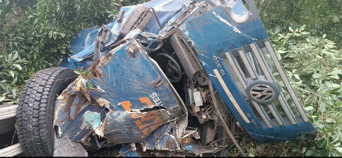 Caminhão carregado de pneus sofre acidente em Barracão.