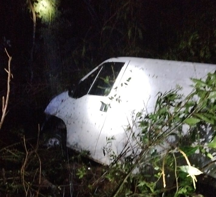 Caminhão sai de pista na BR-470 e deixa duas pessoas ilesas.