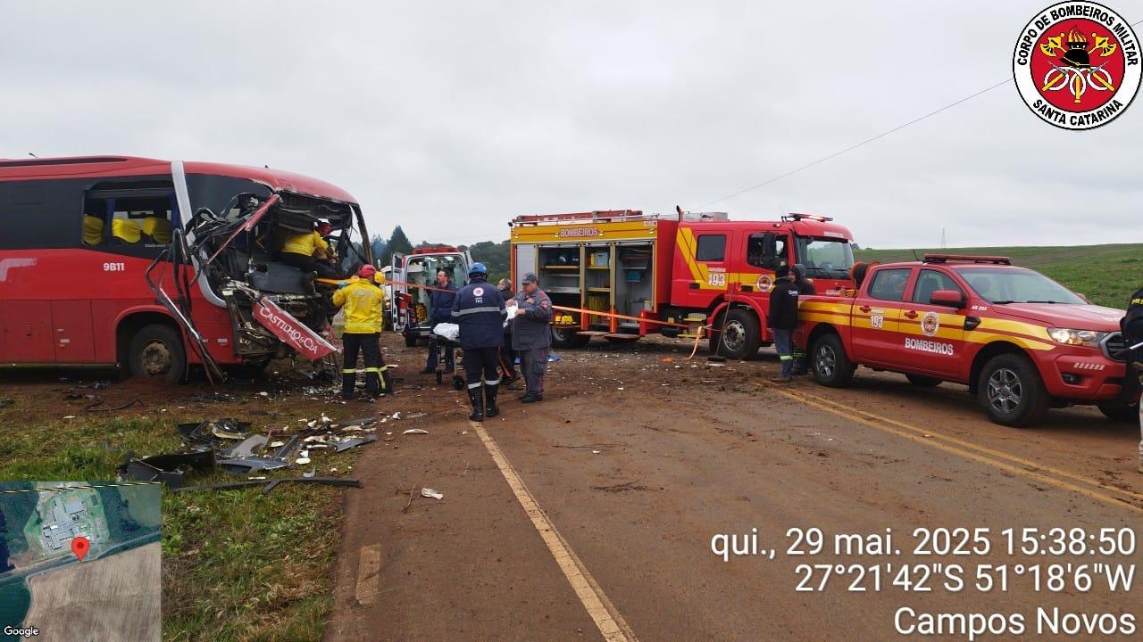 Grave acidente entre caminhão e ônibus mobiliza socorristas na BR-282, em Campos Novos.
