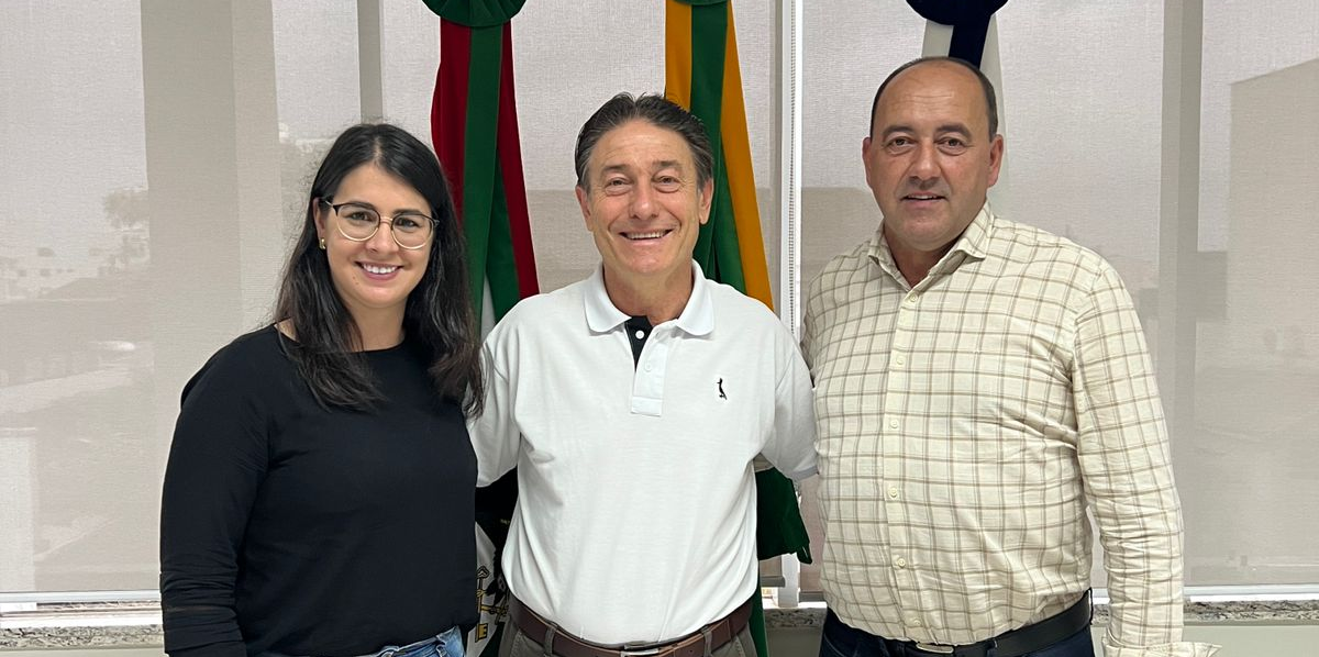 Novo pároco Miguel Longui é recebido pela administração municipal.