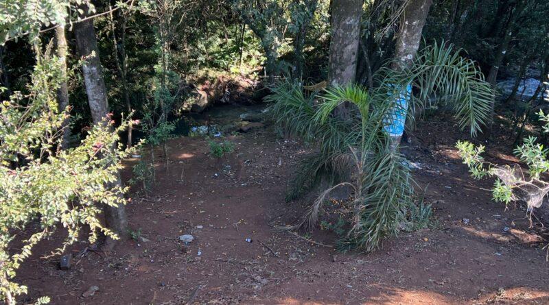 Prefeitura de Campos Novos retira barracas improvisadas às margens da BR-282 e realoca pessoas em situação de rua.