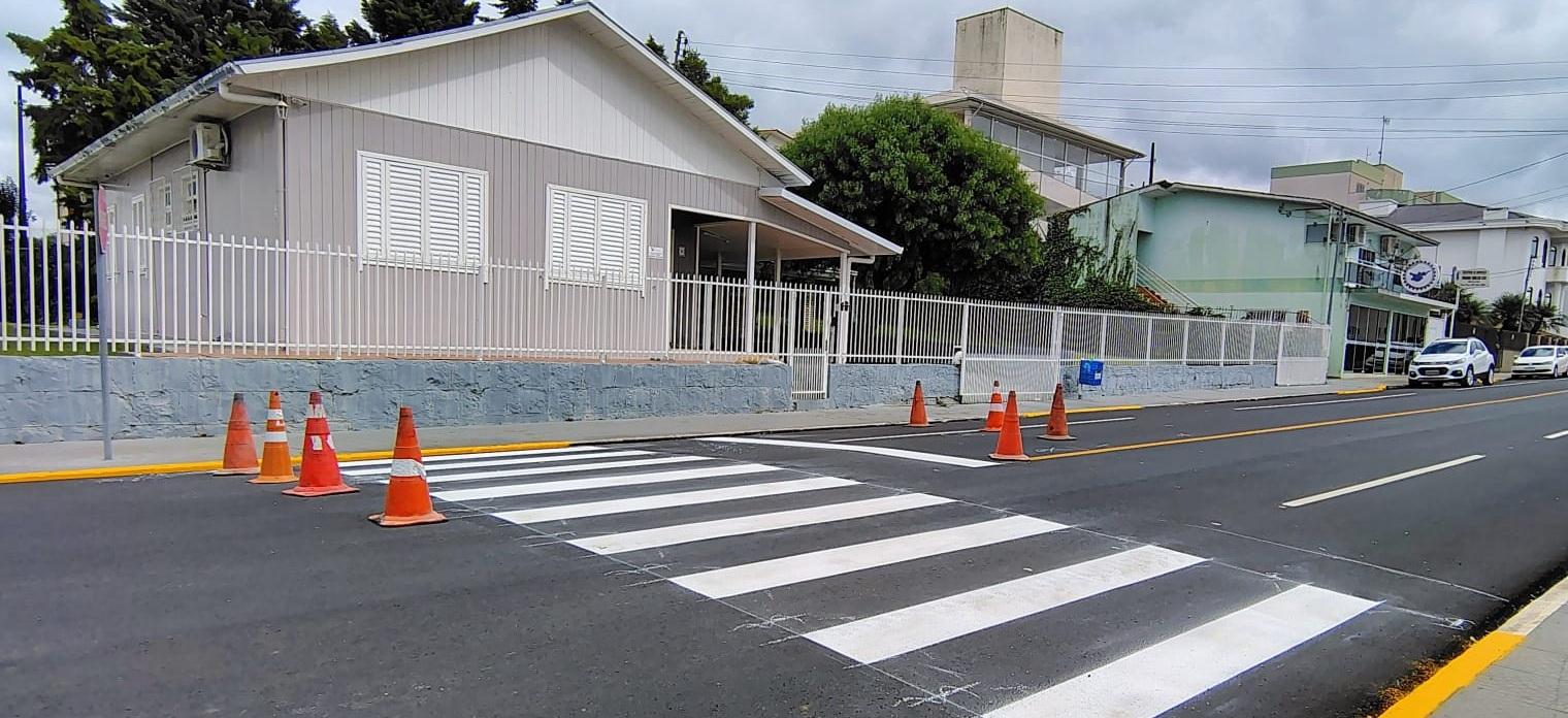 Ruas que receberam nova camada asfáltica no centro de Campos Novos recebem nova sinalização.