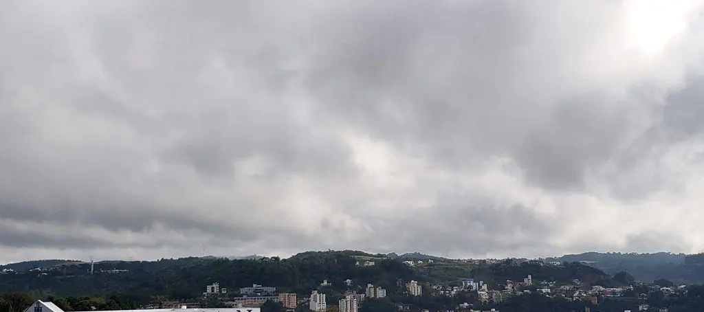 Tempo firme predomina, mas nos próximos dias podem ter chuva.