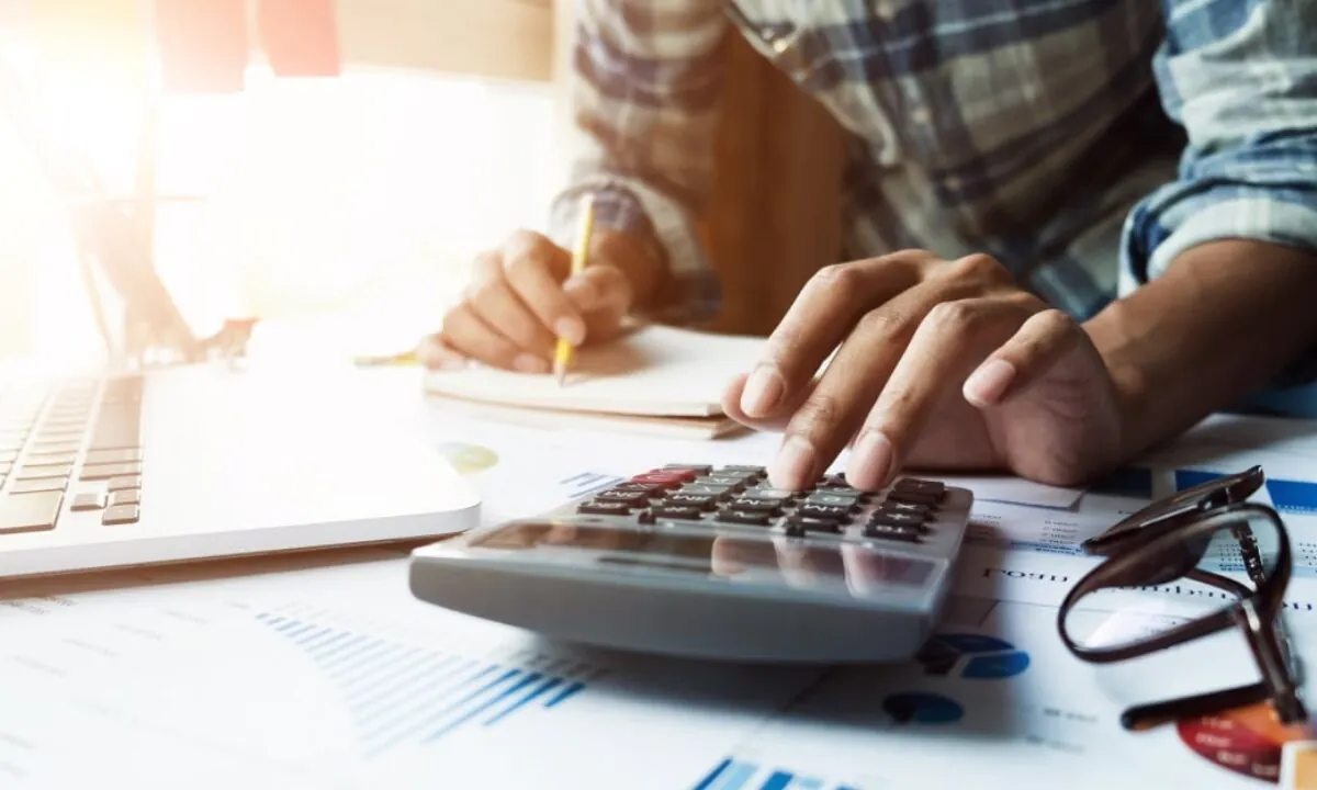 Brasil tem 77 milhões de inadimplentes e bancos lançam mutirão para negociar dívidas.