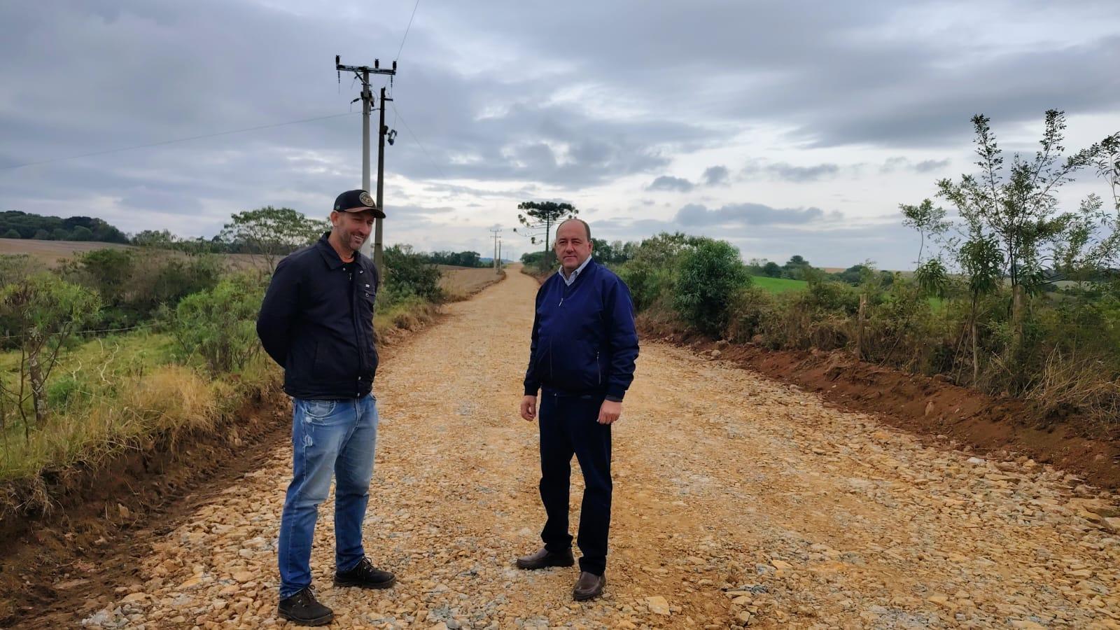 Compromisso com o Campo: Prefeitura recupera estradas na região de Santo Antônio do Campo.