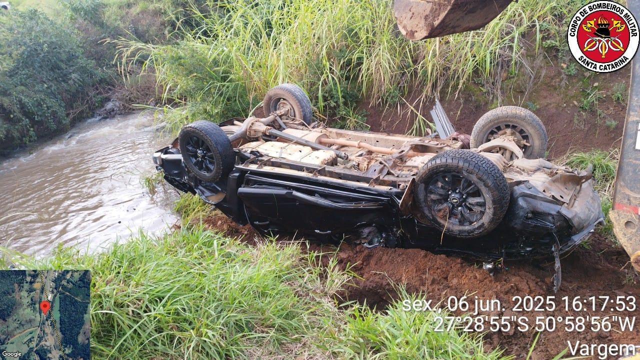 Homem morre após cair com caminhonete no rio da Vargem, na BR-282.