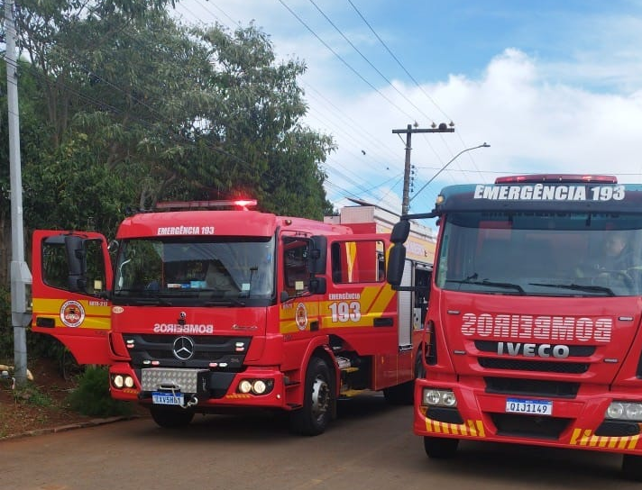 Incêndio destrói cômodo nos fundos de residência em Campos Novos.