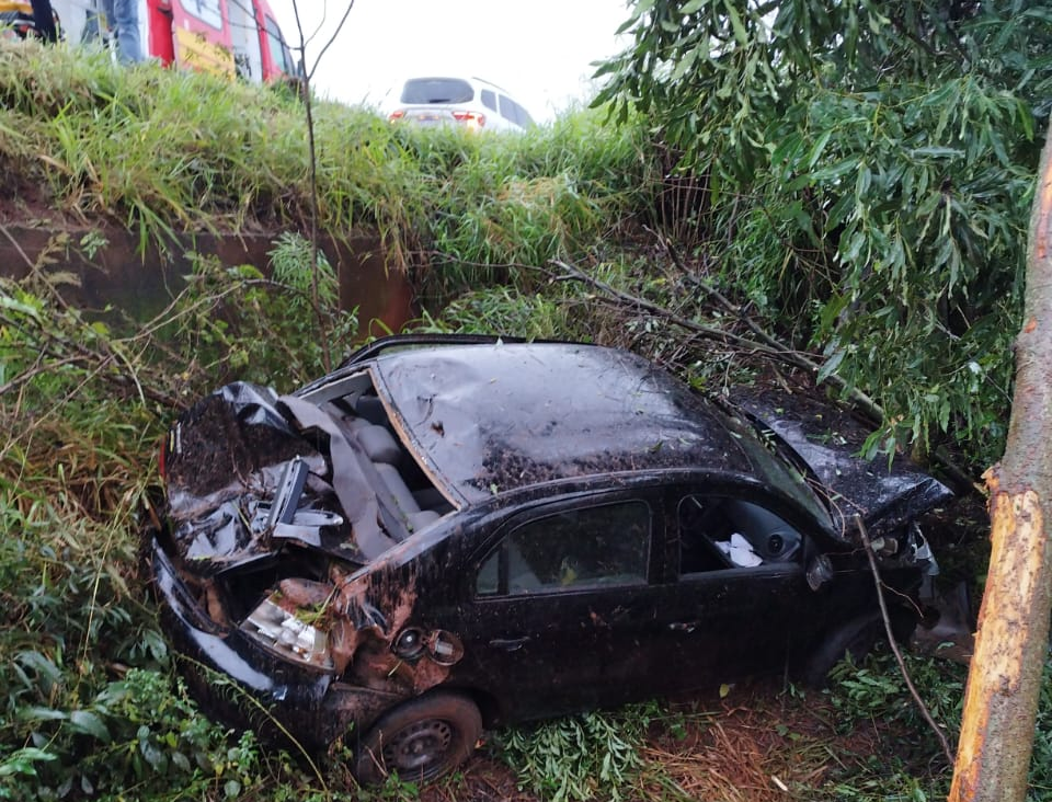 Motorista fica ferido após capotamento na SC-390, em Campos Novos.