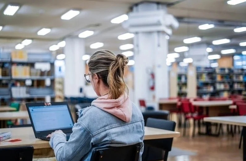 TCE aponta indícios de fraude em mais de 18 mil bolsas do Universidade Gratuita.