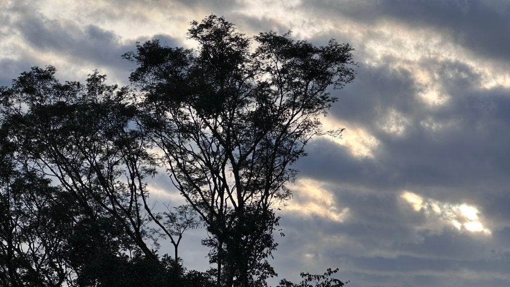 Tempo muda em SC nesta segunda com risco de temporais e chuva intensa em várias regiões.