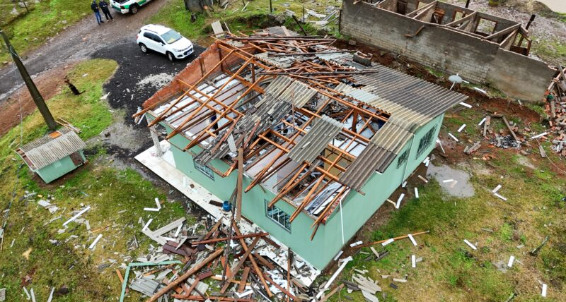Temporal atinge Comunidade Boa Esperança, em Campos Novos, e deixa casas destelhadas.