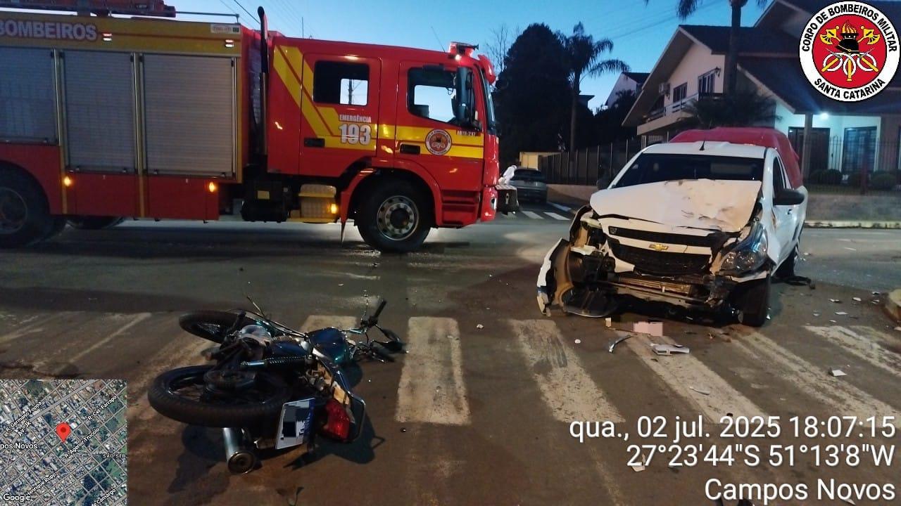 Colisão entre carro e motocicleta deixa jovem ferido em Campos Novos.