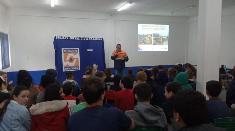 Defesa Civil realiza palestra educativa na Escola André Rebouças, na Barra do Leão em Campos Novos.