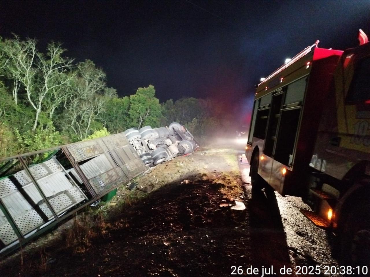 Grave colisão entre carro e caminhão cegonha deixa uma vítima fatal na BR-470, em Campos Novos.