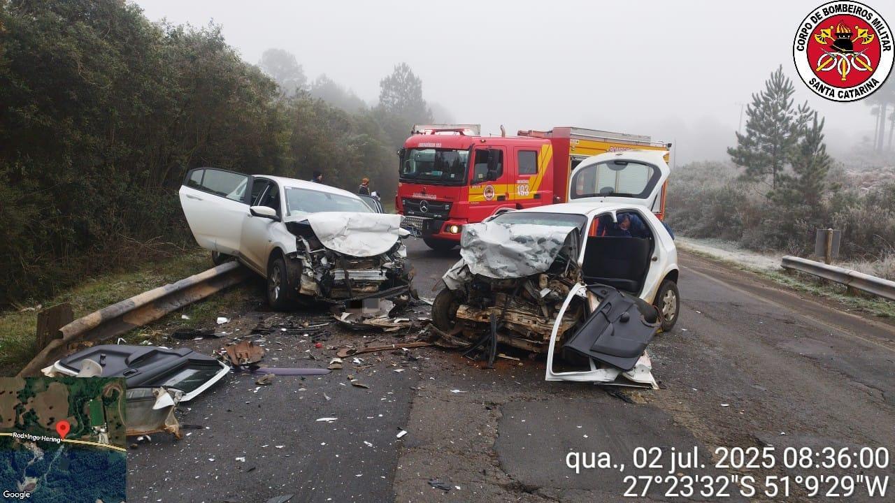 Grave colisão entre dois veículos mobiliza socorristas na BR-282 em Campos Novos