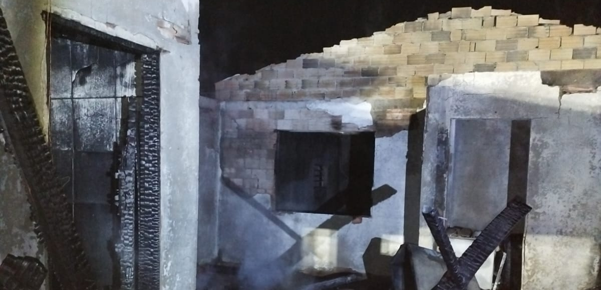 Homem morre em incêndio de grandes proporções em residência.