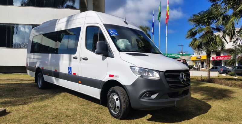 Município de Campos Novos adquire nova van para transporte de pacientes da Saúde.