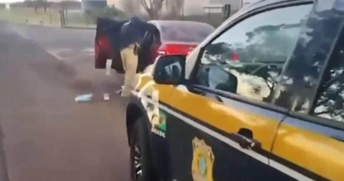 PRF apreende carga de cigarros contrabandeados e prende condutor natural de Campos Novos-SC