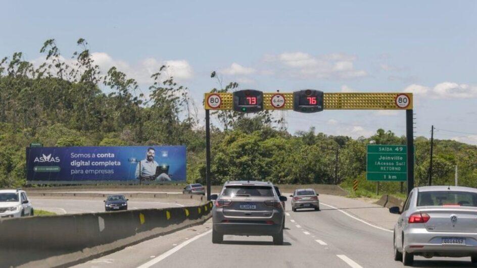 Rodovias federais de SC recebem mais de 70 novos radares a partir desta terça-feira.