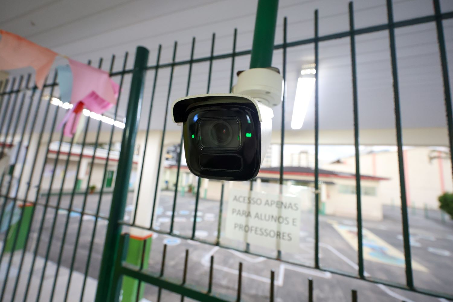 SC reforça segurança nas escolas com instalação de novas câmeras e botão do pânico em 100% das unidades.