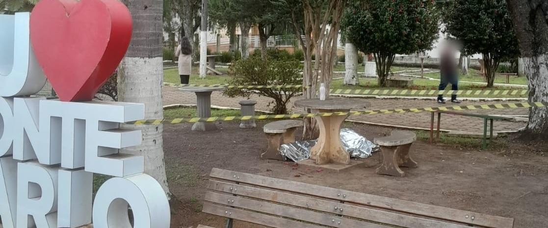 Adolescente é apreendido após matar homem a facadas na praça central de Monte Carlo.