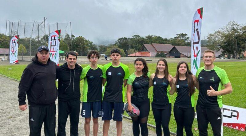 Atletas camponovenses conquistam marcas pessoais em festival de arremessos e lançamentos em Pomerode.