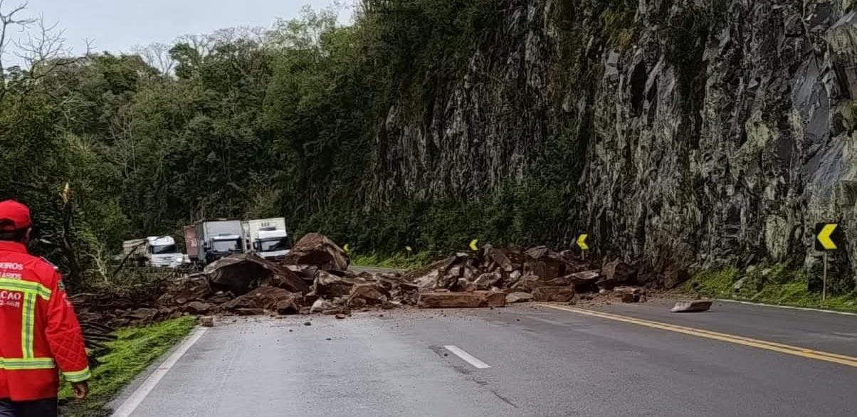 BR-470 totalmente bloqueada na Serra do Rio Uruguai em Barracão (RS) devido à queda de barreira.