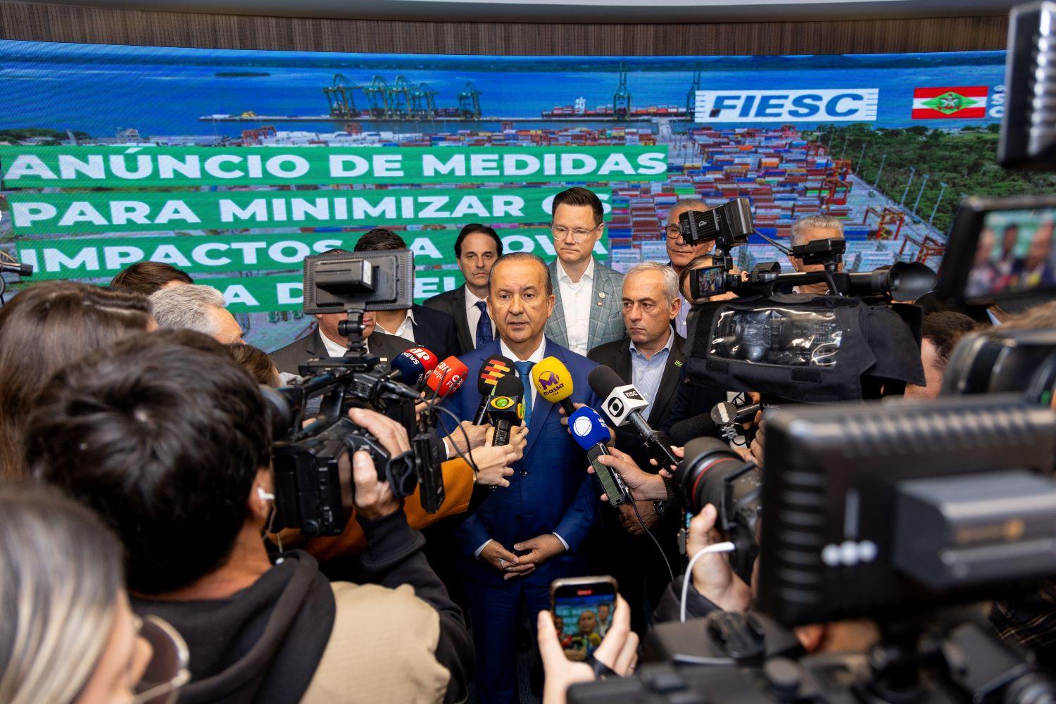 Governo de SC anuncia pacote de R$ 435 milhões para apoiar empresas afetadas pela nova tarifa dos EUA.