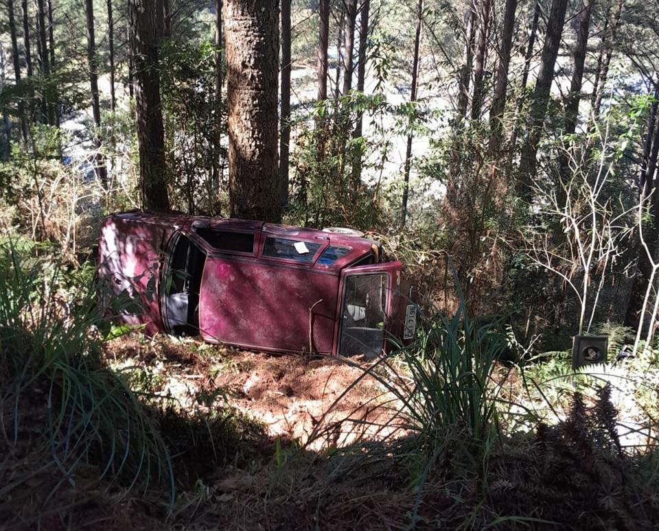 Homem fica preso em carro após capotamento e somente é encontrado horas depois em Campos Novos.