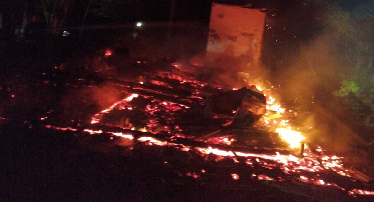 Incêndio destrói residência no interior de Vargem.