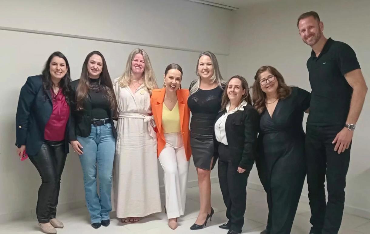 Mais de 500 pessoas lotam auditório em noite inesquecível com Laine Valgas em Campos Novos.
