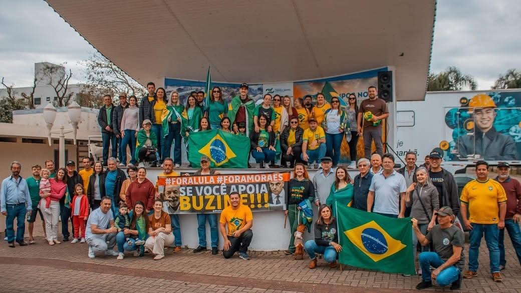 Manifestação reúne apoiadores da direita em Campos Novos.