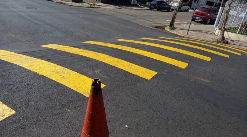 Prefeitura inicia pintura de lombadas e travessias elevadas em Campos Novos.