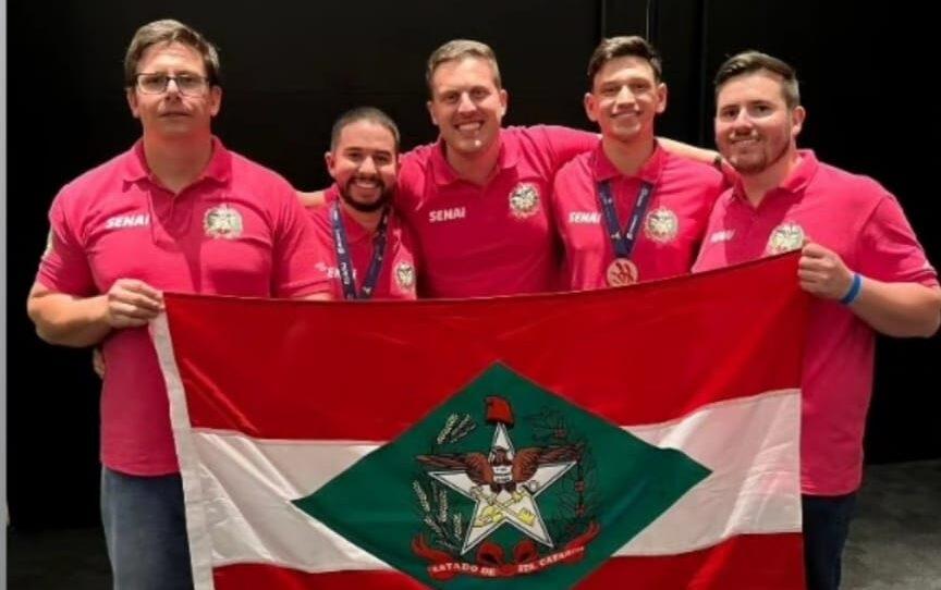 Alunos do SENAI de Campos Novos conquistam medalhas na maior competição de educação profissional do mundo.