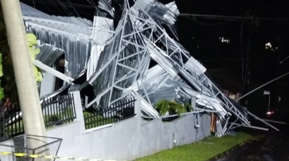 Cidades do Oeste têm transtornos causados por temporal na noite desta segunda-feira.