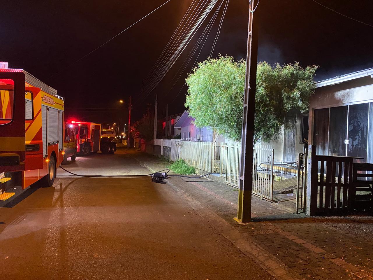 Incêndio em residência mobiliza Corpo de Bombeiros em Campos Novos.