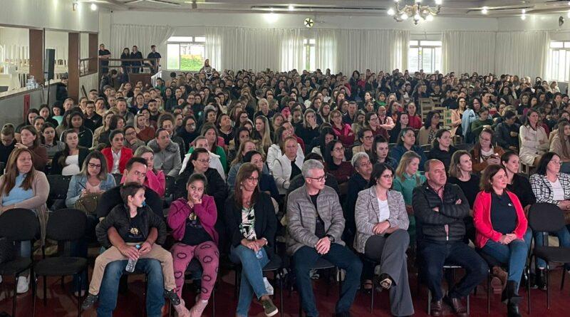 Professores da rede municipal participam de capacitação sobre altas habilidades.
