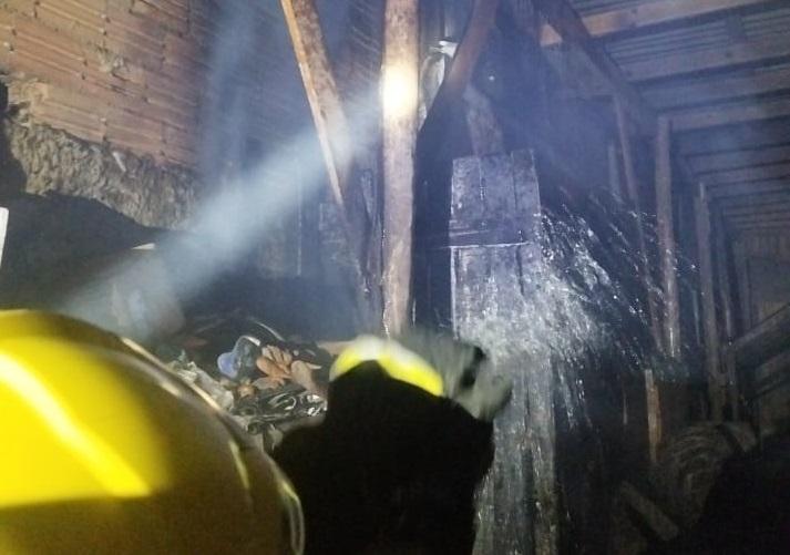 Corpo de Bombeiros atende princípio de incêndio em madeireira no Bairro Aparecida
