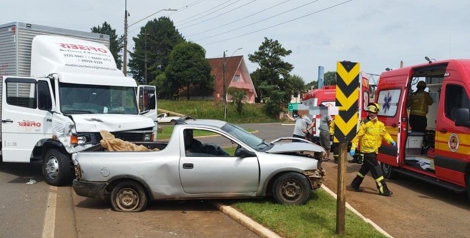 Idoso de 100 anos morre em grave acidente na BR-470, mulher é hospitalizada.