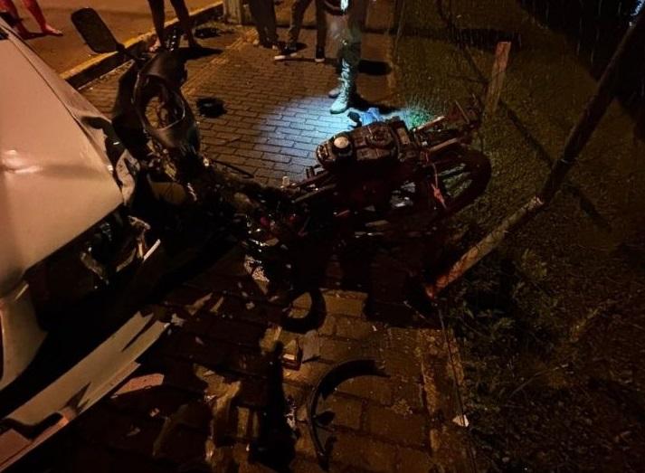 Motoneta e automóvel se envolvem em acidente no bairro Aparecida