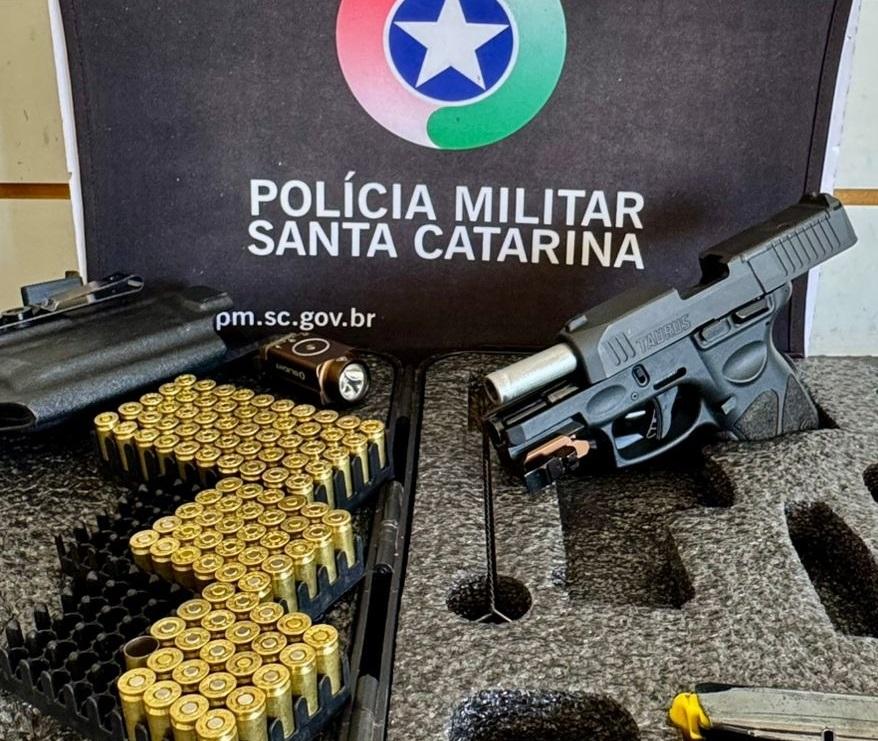 Polícia Militar apreende arma de fogo e munições após perseguição em Campos Novos